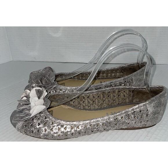 Report Flats Women’s Size 9 Silver Leather Peep Toe Ballet Flower Cutout Shoes - Picture 4 of 14